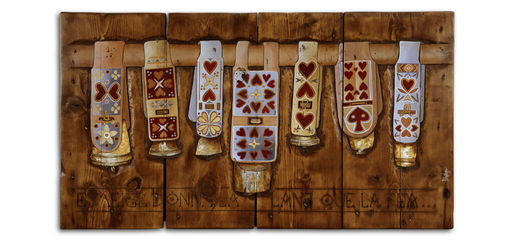 peinture acrylique et gravure sur bois, colliers de brebis avec motifs traditionnels du Piémont