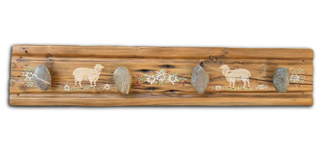 patères avec galets de la Guisane, peinture brebis et edelweiss