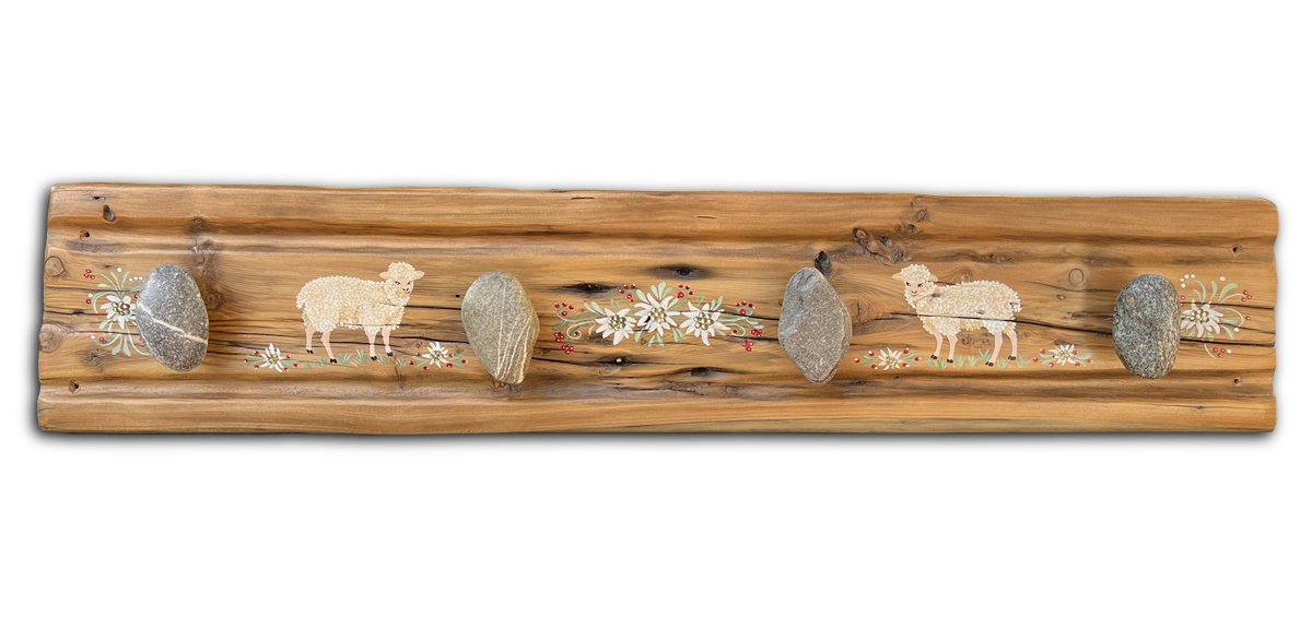 patères avec galets de la Guisane, peinture brebis et edelweiss 