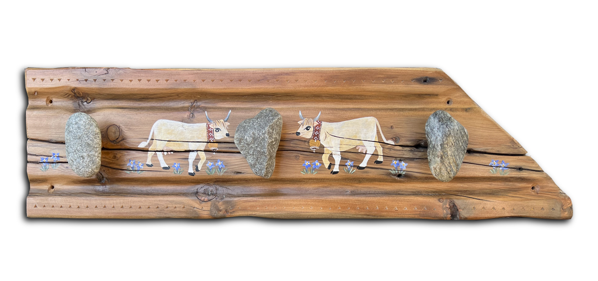 patères avec galets de la Guisane, peinture vaches et edelweiss 