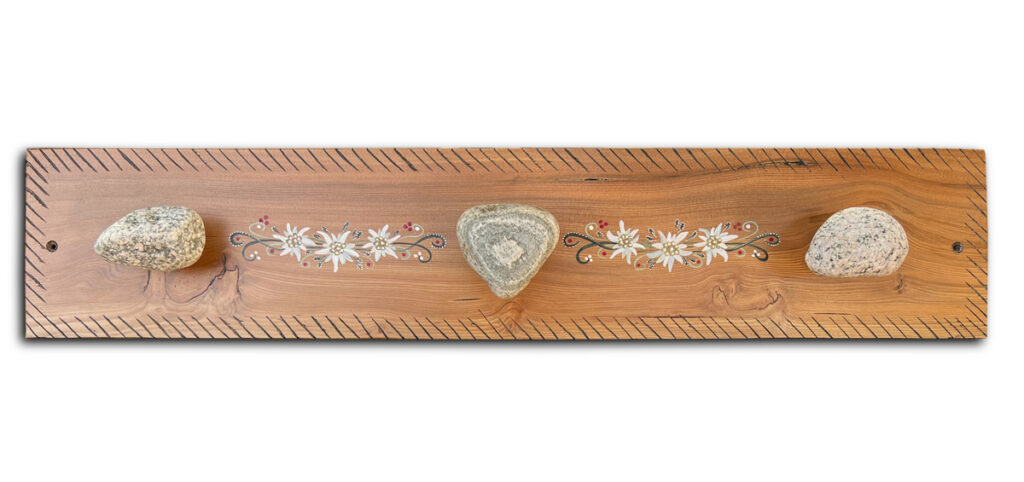 patères bois mélèze avec galets de la Guisane, peinture edelweiss