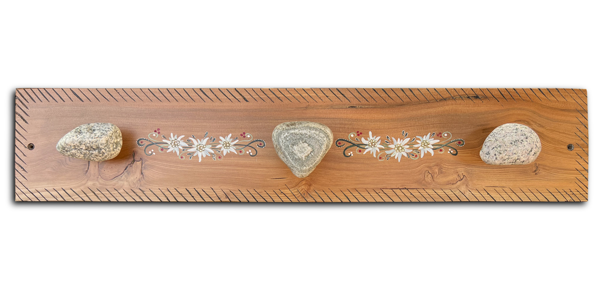 patères bois mélèze avec galets de la Guisane, peinture edelweiss 