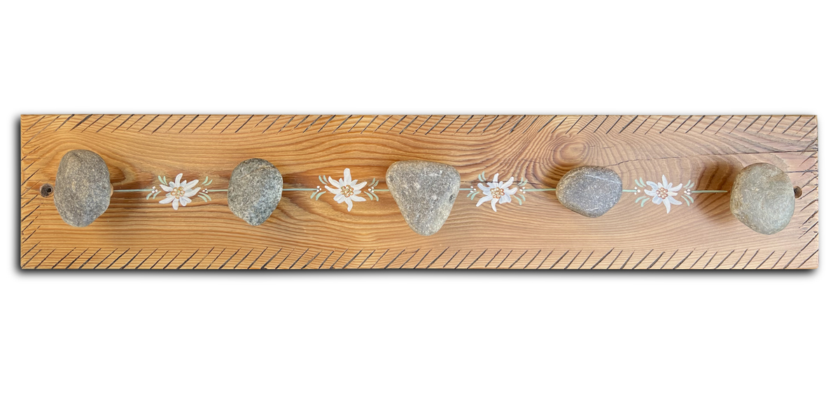 patères bois mélèze avec galets de la Guisane, peinture edelweiss 