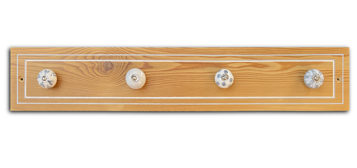patères bois mélèze avec boutons en  céramique