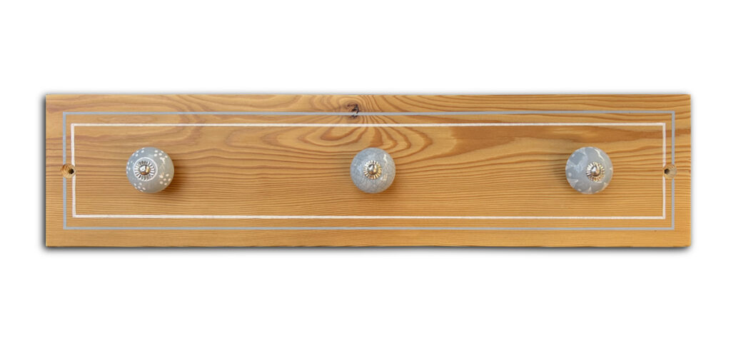 patères bois mélèze avec boutons en céramique