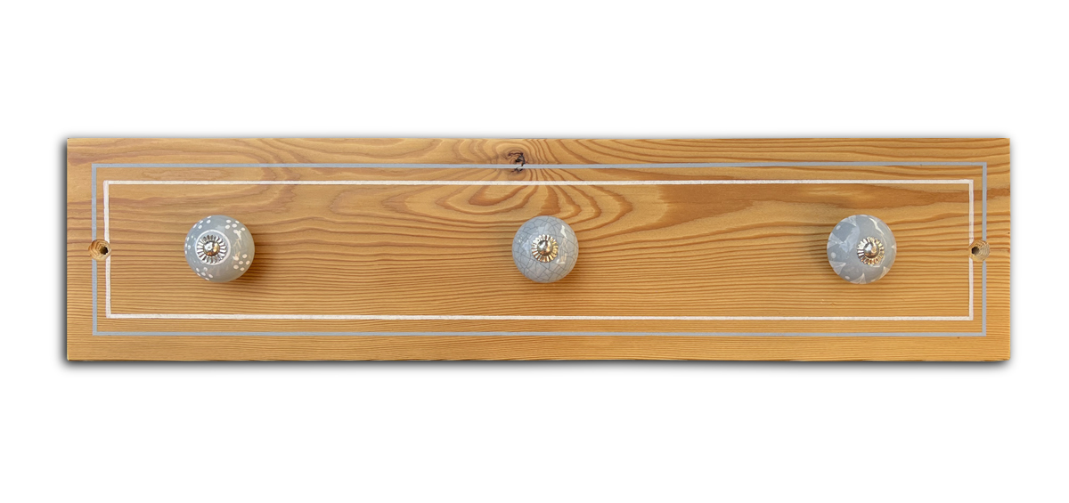 patères bois mélèze avec boutons en  céramique